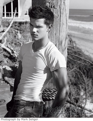  JACOB DUH....... HE'S HOTTER AND HE IS Mehr CARING AND DOSEN'T STOP BELLA FROM GOING OUT AND DOING HER THING (EVEN THOUGH I DONT LIKE HER SHE'S A DOG) AND COZ IM TEAM JACOB