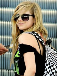  Hmmm yeah now that anda mention it I think it would! They should make an Avril tv tampil atau something... :)