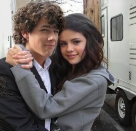  she is no,t dating anyone write now i guess but i hope she well дата nick Jonas again luv nelena