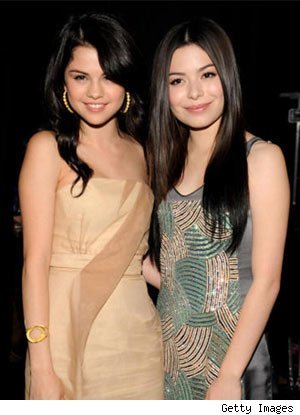 what show do U like better? iCarly or WOWP?