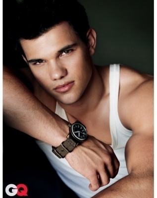  Taylor is way better looking then Zachery आप would have to be blind not to see that. Taylor is hotter and sexier then him