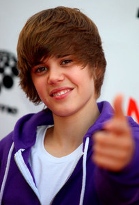  do anda think justin bieber is hot, uly, awsome, terrible, atau sexy. pick one?