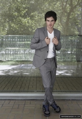  Do bạn absolutely tình yêu Damon? Why hoặc Why not?