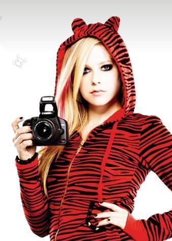  PRETTIEST WOMAN IN TH WORLD???? Eyeryone is pretty....but if toi ask my opinion than AVRIL LAVIGNE!<3