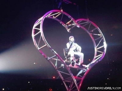  I went to Justin's show, concerto in Hartford, Connecticut (6/23/10). It was AMAZING, I was nervous and SOOO excited! He went into a metal heart, "hot air balloon", and entered in the middle of a giant circle! My favorito part was when he said "I want all the girls here to be my baby" and then he sang baby. I almost cried... The whole experience was great, especially since it was a Justin Bieber show, concerto but also my first concert. It was awesome, can't wait 'til my seguinte one! (hope it's one of Justin's again) I amor Justin So Much! <3