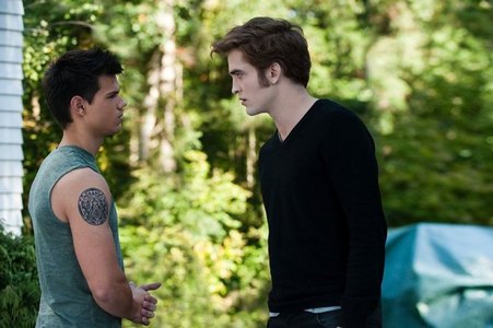  EDWARD!!!!!---- no--- JACOB!!!!!!!!!-----.... i would make a proposal to them.....it wil be for the three of us to live 2gether----- the decision is too hard!!!! at least for me.... awwww is too hard!!!!!!