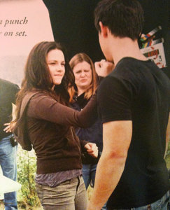 Yes bella does punch jacob heres a pic from behind the scenes :D