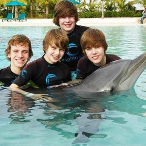  His best फ्रेंड्स are Ryan Butler, Chaz Sommers and Christian Beadles. From left to right:Ryan, Christian, Chaz (tallest) and obviously Justin
