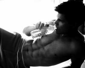  Taylor LAUTNER! Have Ты seen his 8-PACK?