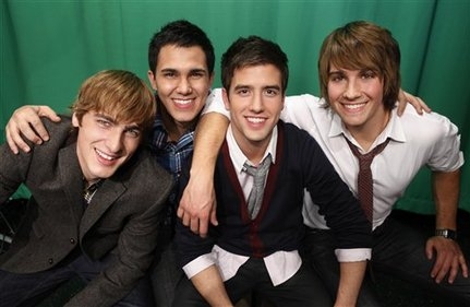  big time rush is only THE BEST BAND EVER!!! i love their موسیقی and the دکھائیں so much, all of them are soo hot (especially james) and they are just INCREDIBLE! i <3 BTR!!!!!!!