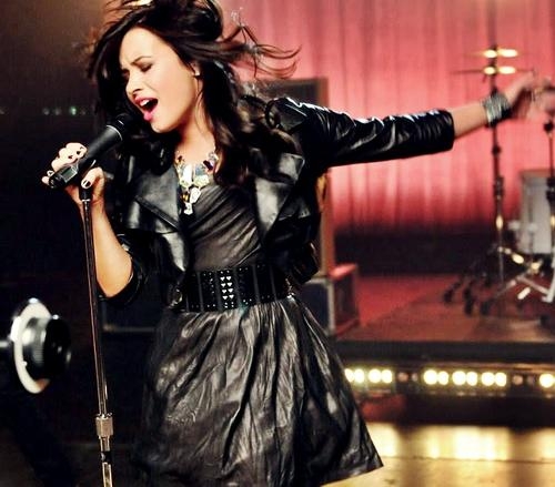  YES! YES! YES! I प्यार Demi's music!