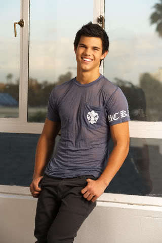  Taylor Daniel Lautner (born in Michigan, United States, February 11, 1992, age 18 years) is an American actor. He played in several films, namely The Adventures of Sharkboy and Lavagirl in 3-D, Cheaper द्वारा the Dozen 2 and Twilight. In the movie Cheaper द्वारा the Dozen 2 he served as Elliott Murtaugh.diapun learn martial arts from the age of 7 years until age 12 years.