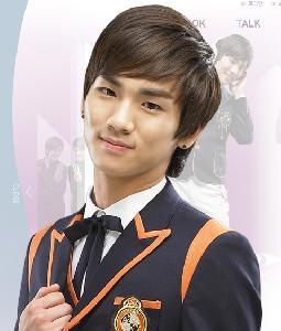 i realy don't think Key had a girlfriend rightnow 
but i tollaly hope he will have one soon 
