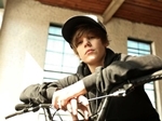  Would justin bieber datum an eleven jaar old??????????? btw me and my vrienden want to know