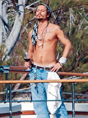  I think he has quite a nice body लोल :) Photoshoot taken while making 2nd POTC: