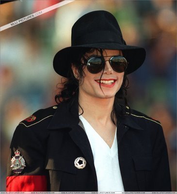  i thik this is just a perosn who wants someone to take mikes place because she doesnt like mike for some reason but we all know that jb could never take the place of michael joesph jackson the one and only kinp of pop the greatest entertainer that ever lived so that is what i think of some little jb tryin to take the the place of michael!!