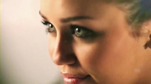  if she want me to give her my eyes i would never say "no" in fact i well be the happiest girl in the world!!! i really upendo miley sooooo much <3 a mean look at this face she is lovely ;)