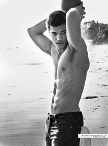 Their can only be one answer to this and that is TAYLOR LAUTNER  come on if you can't see that then your crazy I mean not only is he hot he is a great actor Justin is cute in his own way but can't beat TAYLORS looks he is just really sexy