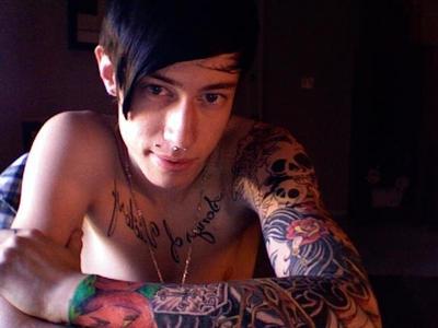  no not at all cuz they r immature how bout someone ur age? and personally i 愛 older guys especially this one lol: trace cyrus