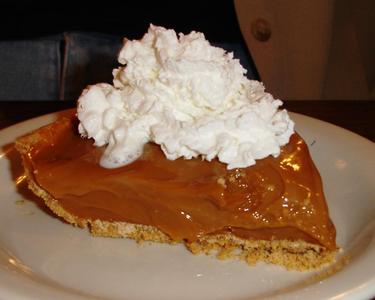  caramello pie ITS SOOOOOOOOO SWEET N EASY TO MAKE!! Ingredients 1 (14 ounce) can sweetened condensed latte 1 (9 inch) prepared graham cracker crust 1 (12 ounce) container Frozen whipped topping, thawed Directions 1.In a large pot, place the can of sweetened condensed latte with the label taken off, in the pot and cover with water. Cook on high until water comes to a boil, then turn on medium/high for 4 hours, only adding water to keep the can covered. 2.Carefully open can and pour into pie shell. Cool pie in refrigerator. When completely cooled, superiore, in alto with Frozen whipped topping. Serve.