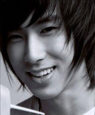  I Liebe his hair this Foto , don't know why but he look.. so attractive to me..OMG his smile >"< (I'm going crazy)