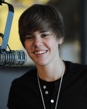  I amor the way he Smiles, Laughs, Sings and Acts All Cute!!! I amor him mais than life itself!!! My Bieber Fever is off the chart!!! =} < 3