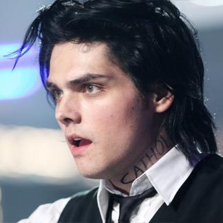  hey wat's up?, my name is Gerard Way....wait a minute....I'm supposted to be bernyanyi at a concery tonight!, oh damn it!!!, taxi!!!, take me to the My Chemical Romance konser and fast!!!!!. btw the pic is of Gerard Way, and on the puncak, atas is the caption of what he's saying
