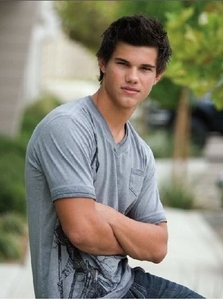 What Jacob pic isn't hot? :D (Yes, I know this is Taylor, not Jacob, but almost the same? And still hot!)
