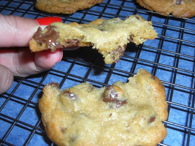  it's reeeeeeally hard to choose but i guess i'd say my inayopendelewa is m&m! ooh!look at that cookie!mmm!