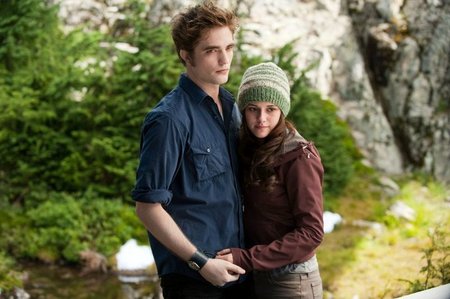  I would totally be Bella cuz she's gets to be with Edward!!!<3 TEAM EDWARD FOREVER AND ALWAYS