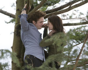  Well i amor the whole movie but two of my fav parts are when edward and bella are up in the trees and the ending prom scene these two scenes are so sweet and romatic I just amor them:)!!!<3