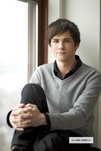  taylor!!!!!! but logan lerman is better than both. srry for all আপনি haters out there!