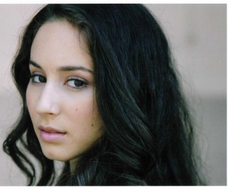  Troian Bellisario, who plays Spencer from the hiển thị Pretty Little Liars. ^^