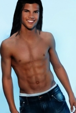  Is Talor Lautner Native American または is that just his role in Twilight??? And do あなた think this pic is photo-shopped???