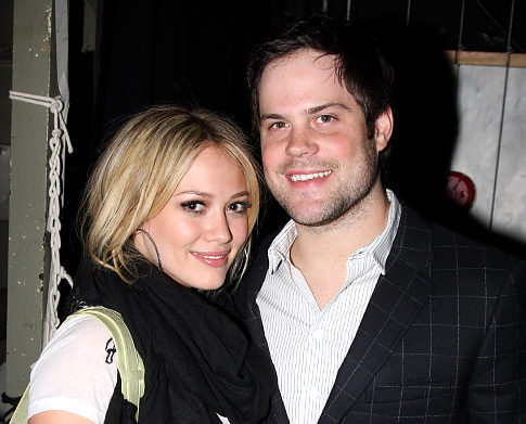  Hilary Duff and boyfriend Mike Comrie, a hockey player for the Edmonton Oilers, are engaged. Comrie proposed while the duo were on vacation in Hawaii.