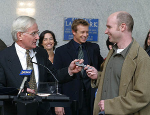  In 2002, Mayor Tom Murphy presented the key to the city to Pittsburgh native David Hollander, executive producer and creator of "The Guardian." In background are Wendy Moniz and Simon Baker.