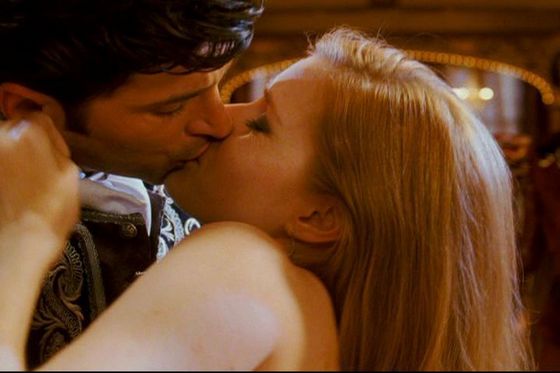  The first kiss scene between Robert & Giselle was so sweet and romantic. I liked how Giselle was staring at him first and she alisema I knew it was you.