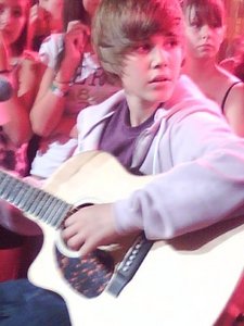 At MOD August 7th 2009(; Credits to my cousin. Justin sang to her friend who was right beside her!