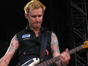  Mike Dirnt focused on his basse, bass :)