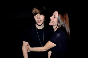  Justin Bieber with his mom