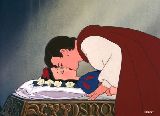  So here's the plan: 吻乐队（Kiss） her at first, distract the dwarfs and then... OMG, SHE'S ALIVE!