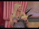  i found a pic when phoebe is making her speech but what pic next? ps: sorry its so tiny
