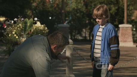 That is Maggie from Ghostfacers =)

Who's the kid? =P