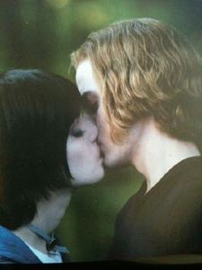 Anyway... here's the picture of alice and jasper kissing

Now I want a picture from the Eclipse premi