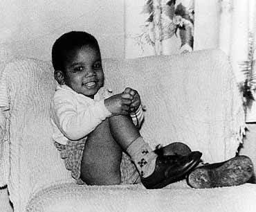 i thought this was just the cutest pic of mj at a young age. :)

P.S @ "Hes dead did anyone know that