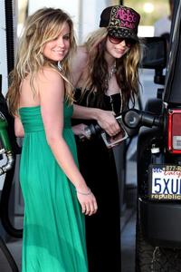  Sorry te can't see the whole pic of her Jeep, te can see it in the 'Avril Lavigne trying to pompa ga