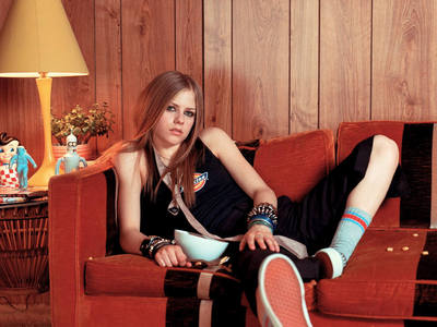  here bạn have it:) I want one where avril is pushing up her t-shirt (clue: in that picture, she does