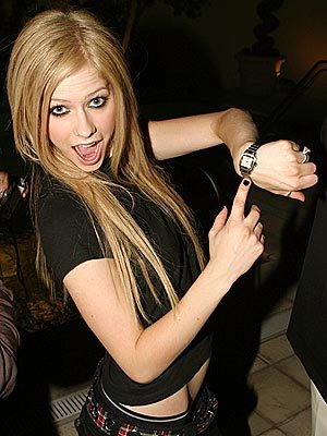 i want a pic of Avril with her hair blonde with black and pink streaks in 