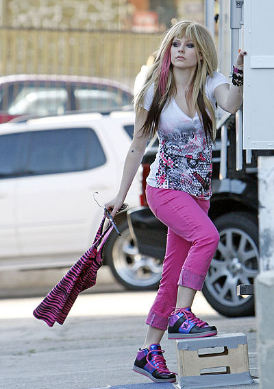 i want a picture of avril having fun with paparazzi