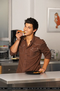 pizzaaaaaa :P

next: taylor with black shirt (too easy :P)